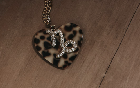 Collier initiale + léopard