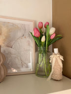 Strauß weißer Tulpen