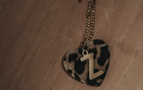 Collier initiale + léopard