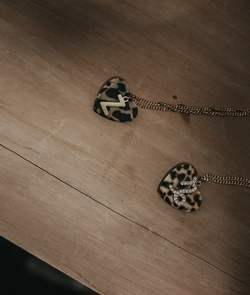 Collier initiale + léopard