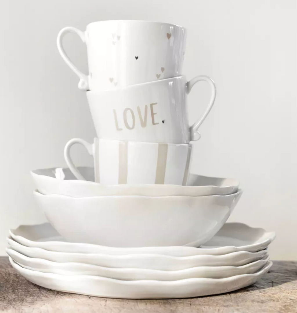 Tasse mit BC-Linien