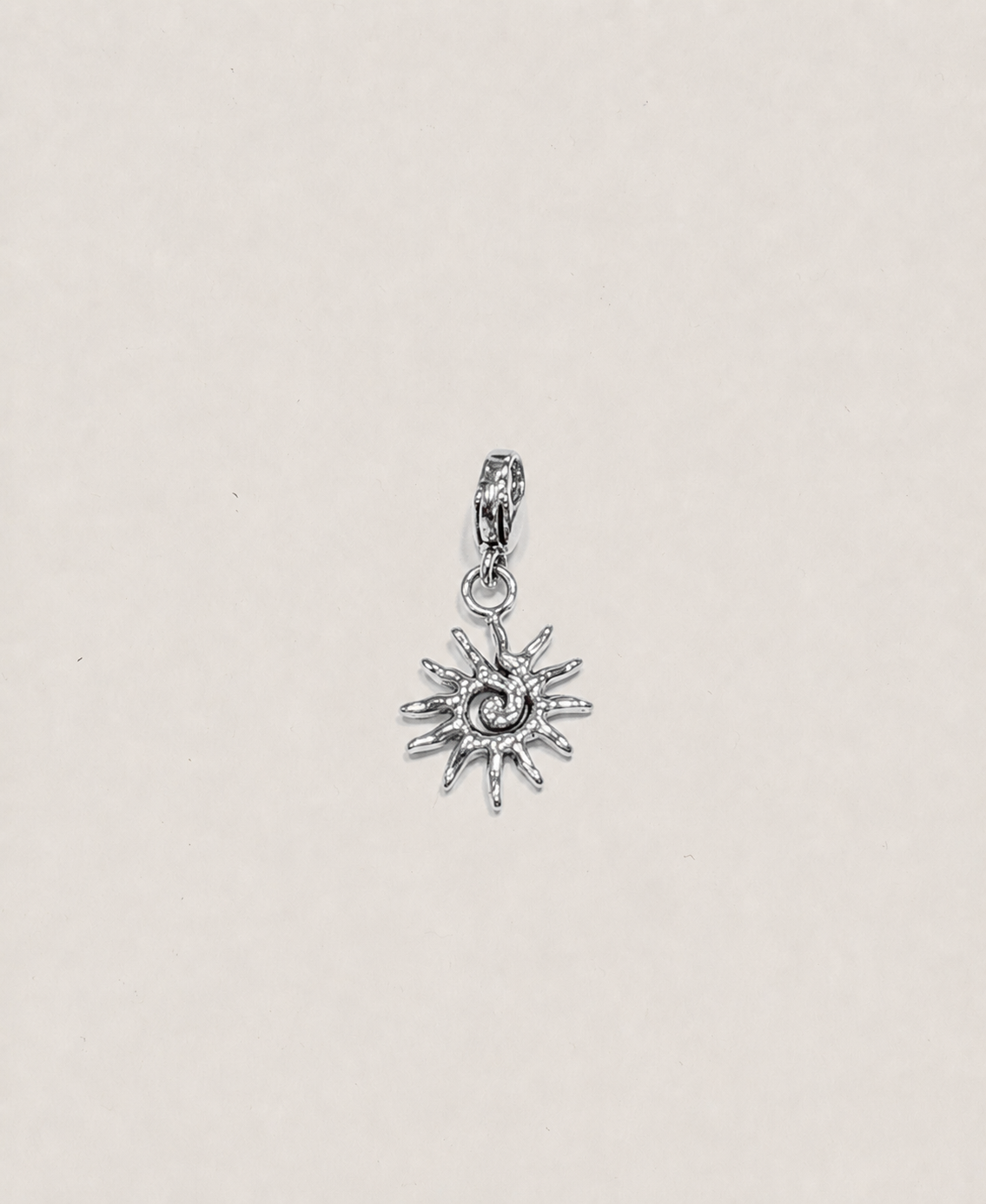 Charms soleil argenté
