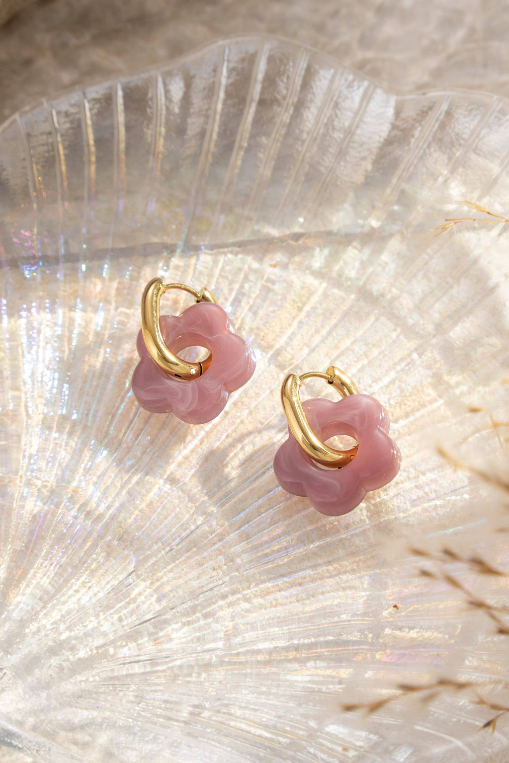 Boucles Acier inoxydable Fleurs Résine colorés: Ecru